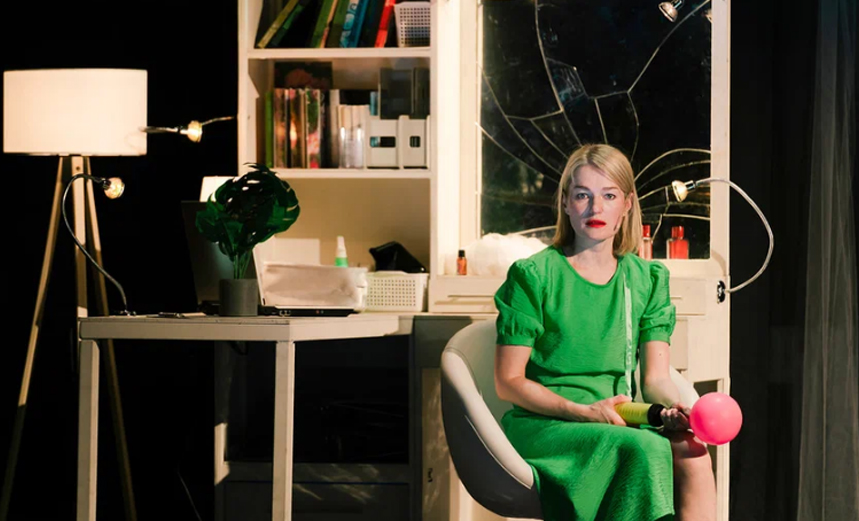 Это все она